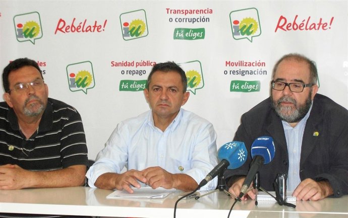 Ángel Pertíñez y miembros de IU en Otura