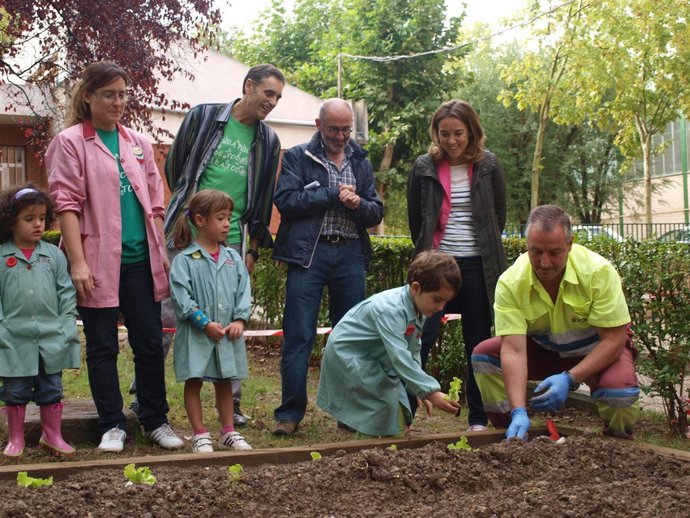 Cuca Gamarra visita huerto escolar