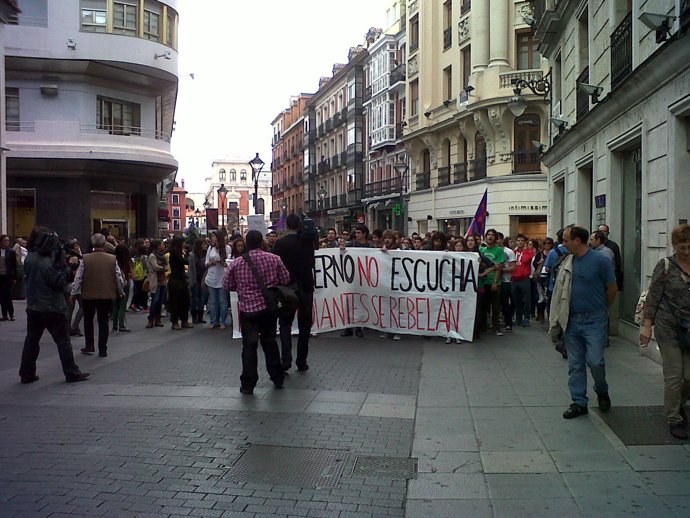 Los manifestantes por la calle Santiago