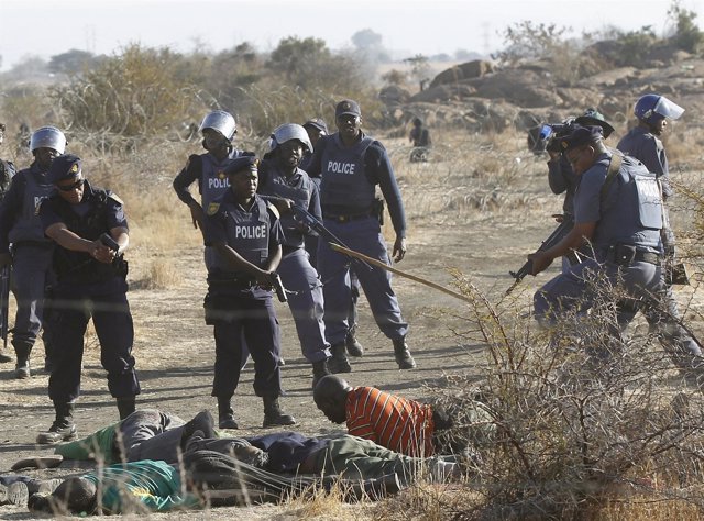 Policías sudafricanos matan a tiros a 34 mineros