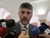 El PSOE lamenta la "incompetencia" del GobEx para gestionar la sanidad e IU dice que "algo está pasando" en el sector