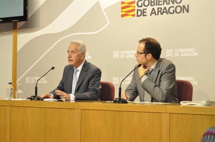 El consejero de Agricultura, Modesto Lobón, y el director de Producción Agraria.