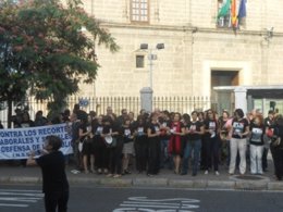 Cacerolada de empleados públicos sevillanos ante el Parlamento andaluz