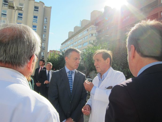 El candidato del pnv iñigo urkullu habla con un médico de Santiago