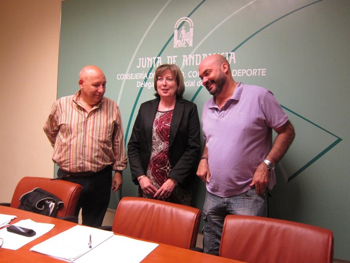 Los sindicalistas de UGT y CCOO junto a la delegada de la Junta