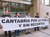 La Plataforma por lo Público entrega en Sanidad unas 2.000 firmas contra el cierre de los ambulatorios por la tarde
