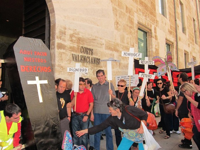 Manifestación Contra Los Impagos A Los Discapacitados