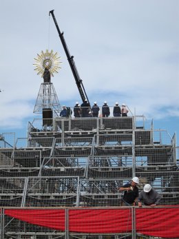 Una grúa instala la Virgen del Pilar para la ofrenda
