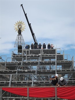 Una grúa instala la Virgen del Pilar para la ofrenda