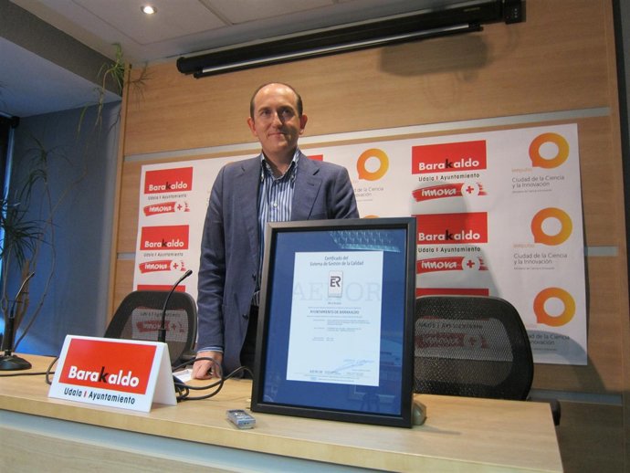 Barakaldo recibe un certíficado de AENOR.