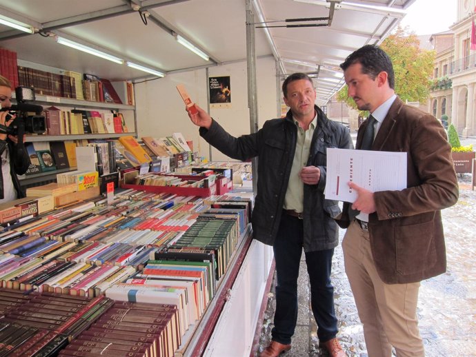 Juan Pablo García visita las casetas de la Feria del Libro Antiguo y de Ocasión