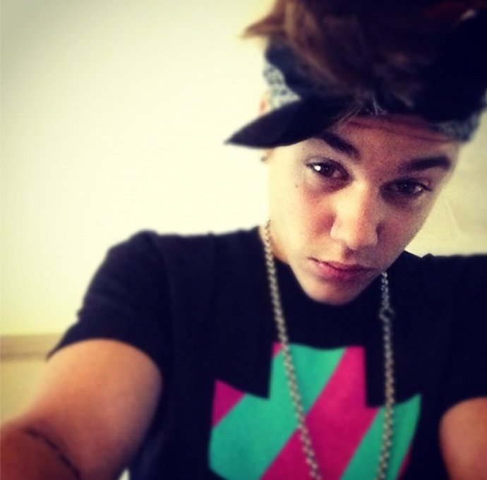 Justin Bieber posa con un pañuelo en la cabeza para su Twitter 