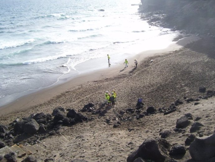 Telde (Gran Canaria) elimina manchas de alquitrán aparecidas en playas