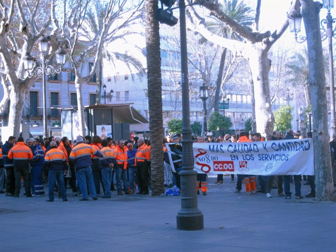 Protesta De Los Trabajadores De Lipasam En Plaza Nueva