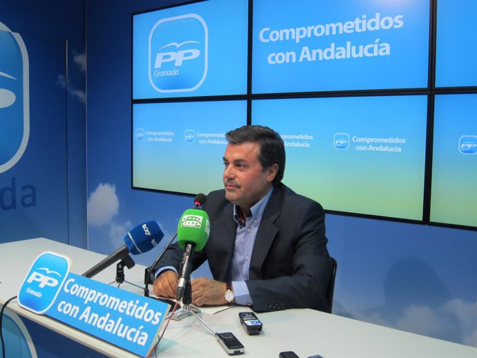 Ignacio Fernández-Sanz anunciando su dimisión como alcalde de Otura