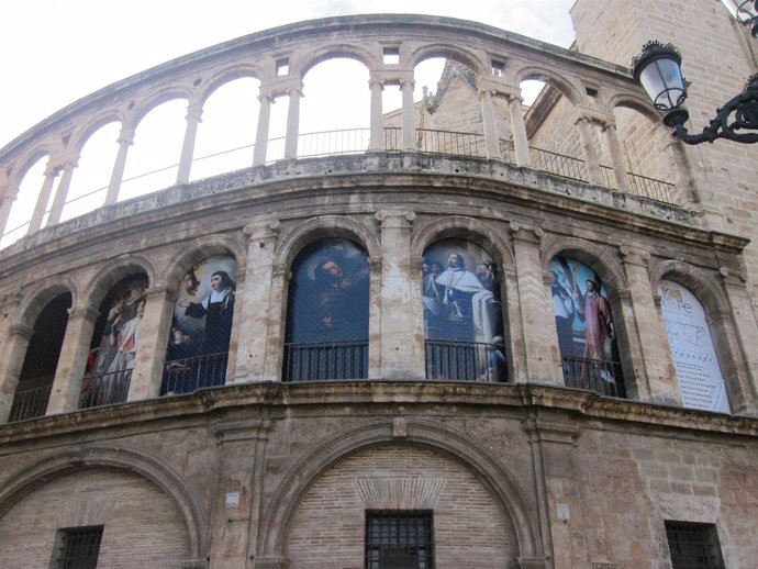 Imagen exterior de la Catedral con las lonas de santos valencianos