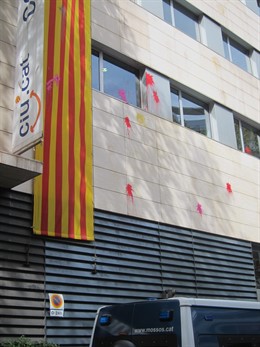 Alumnos lanzan pintura contra la sede de CiU