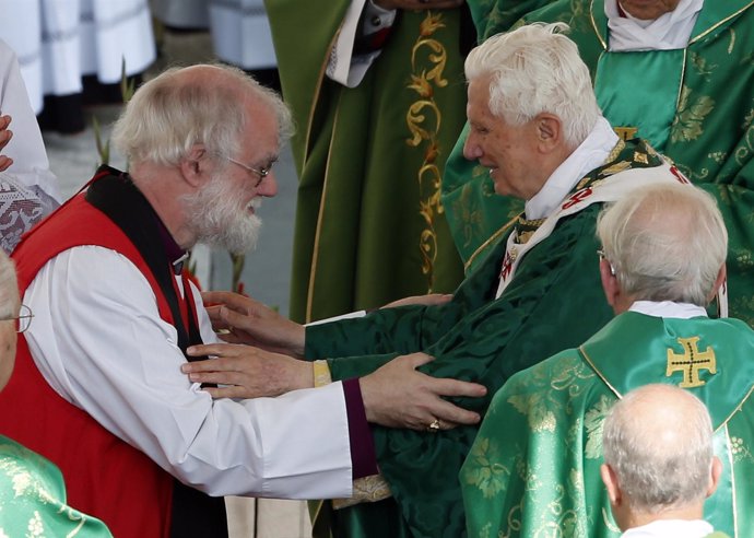 El Papa Benedicto XVI junto al arzobispo de Canterbury