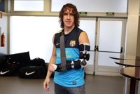 Fútbol.- Carles Puyol, ya sin el yeso, avanza en su recuperación de la luxación de codo