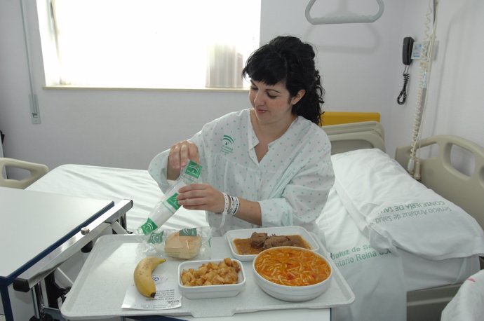Una Paciente Degusta El Menú Hospitalario En El Reina Sofía De Córdoba
