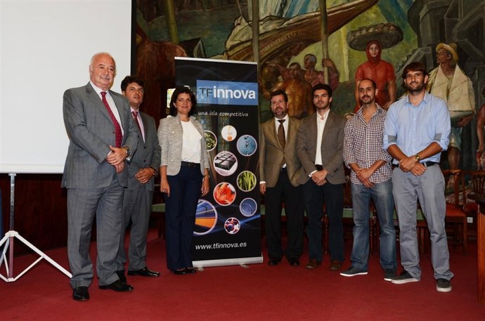 Melchior (i) posa junto a los ganadores