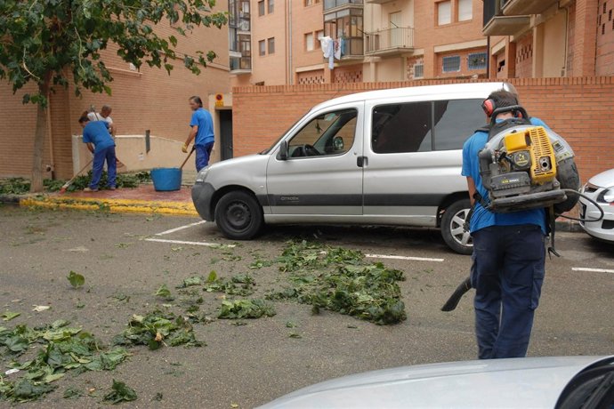 Tareas de limpieza tras la tormenta del miércoles en Alcañiz (Teruel)