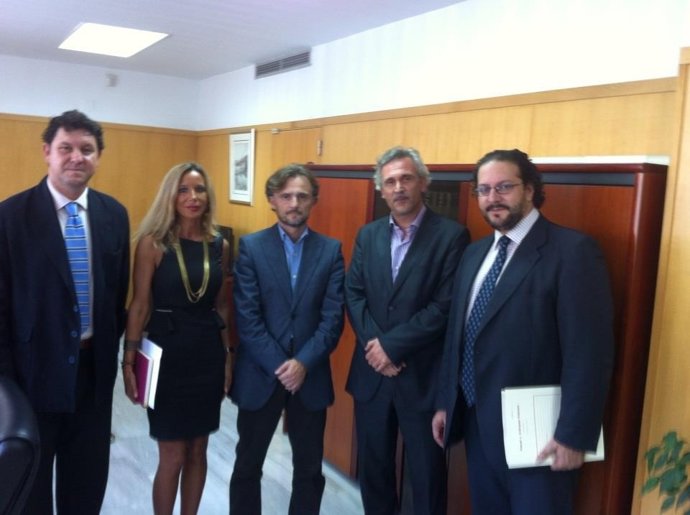 Representantes de ATO de Huelva y el delegado de la Junta, José Fiscal.