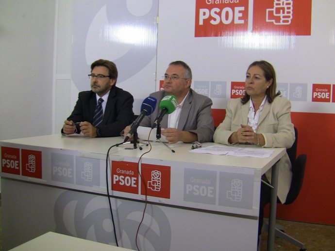 José María Rueda, Baldomero Oliver y Piedad Pérez, en rueda de prensa