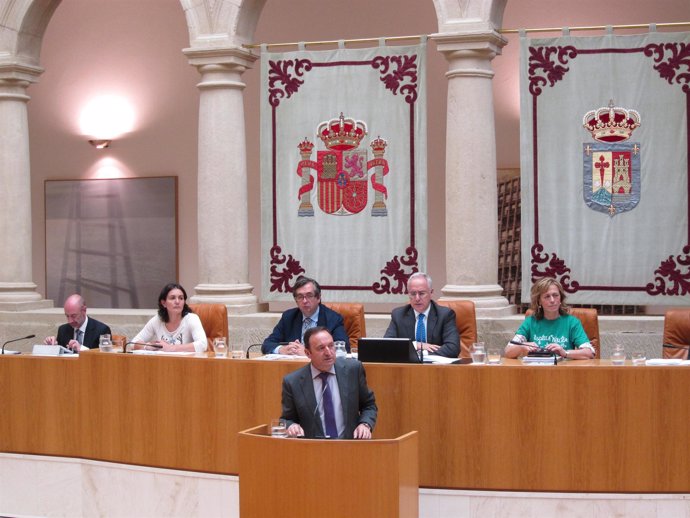 El presidente del Gobierno de La Rioja, Pedro Sanz, en el Parlamento