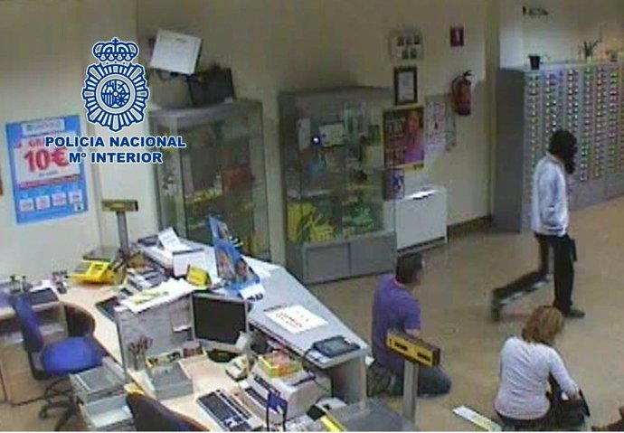 Imagen del atraco a una sucursal de Correos en Granada
