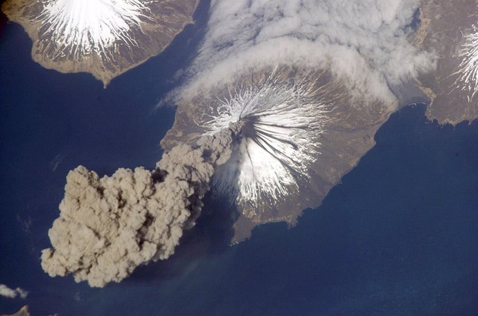 Volcán en erupción visto desde el espacio