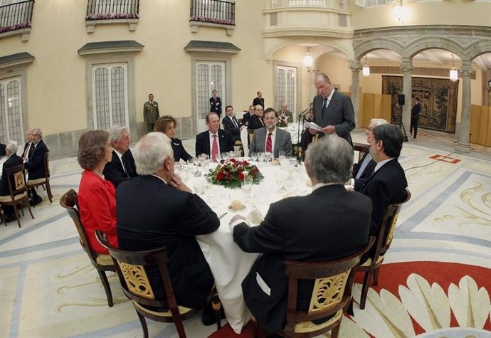 Rajoy y los Reyes en la reunión del Patronato del Instituto Cervantes