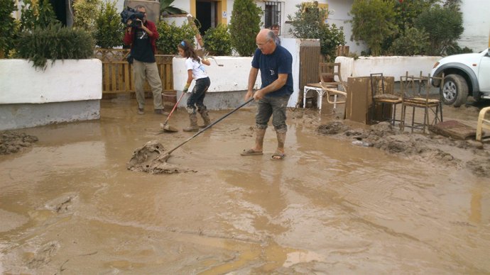 Limpieza de lodos en la urbanización Pueblo Laguna de Vera 