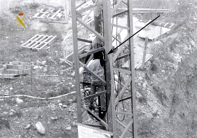 Un hombre fue sorprendido cortando cable