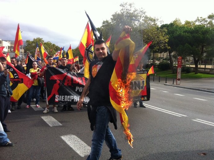 Concentración de ultraderechistas el 12 de octubre y quema de una 'estelada'