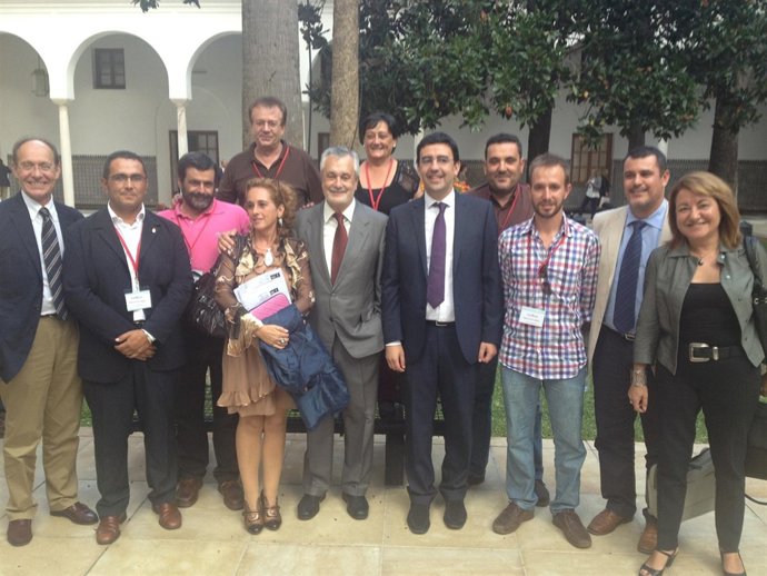 Representantes socialistas onubenses con Griñán en el Parlamento
