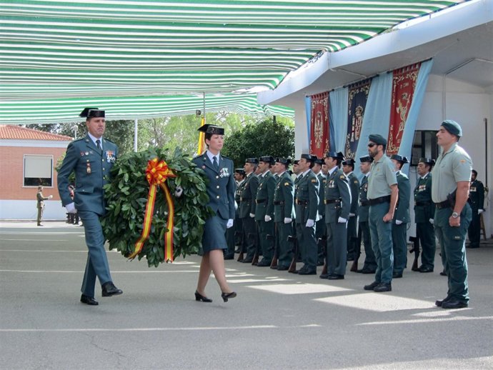 Entrega de corona floral en el Día de la patrona de la Guardia Civil
