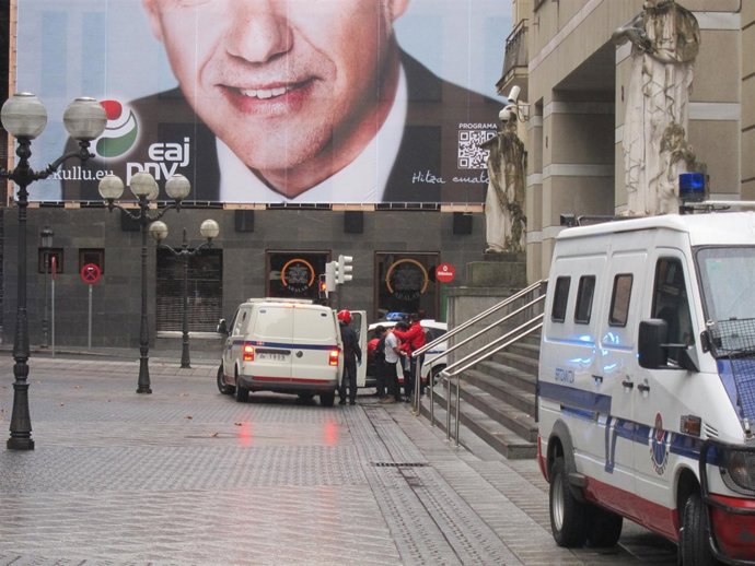 La Ertzaintza introduce en el furgón a uno de los detenidos