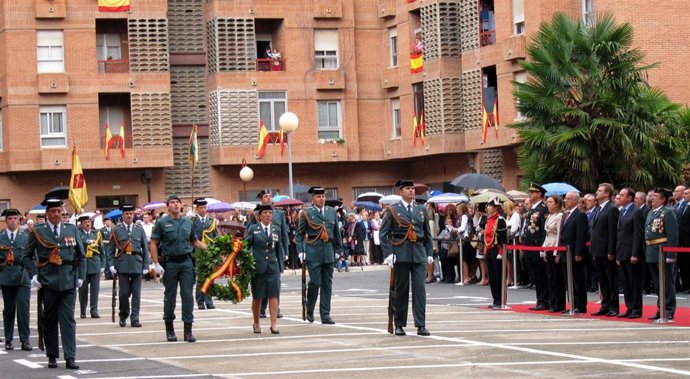Las autoridades, firmes ante el Homenaje a los Caídos de la Guardia Civil