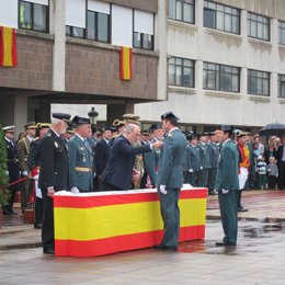 De Lorenzo Condecora A Un Guardia Civil En El Día Del Pilar