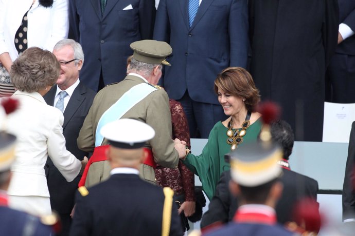 La presidenta de Navarra, Yolanda Barcina, en la Fiesta Nacional, saluda al Rey.