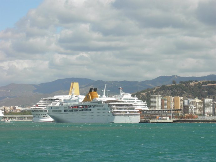 Crucero En El Puerto De Málaga, Primero El Costa Voyager De Costa Cruceros