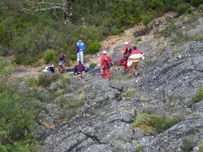 Momento del rescate de la persona herida