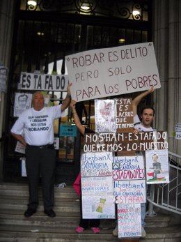 Protesta en Caja Cantabria de los afectados por las preferentes