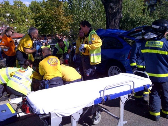 Facultativos del Samur atienden al joven.
