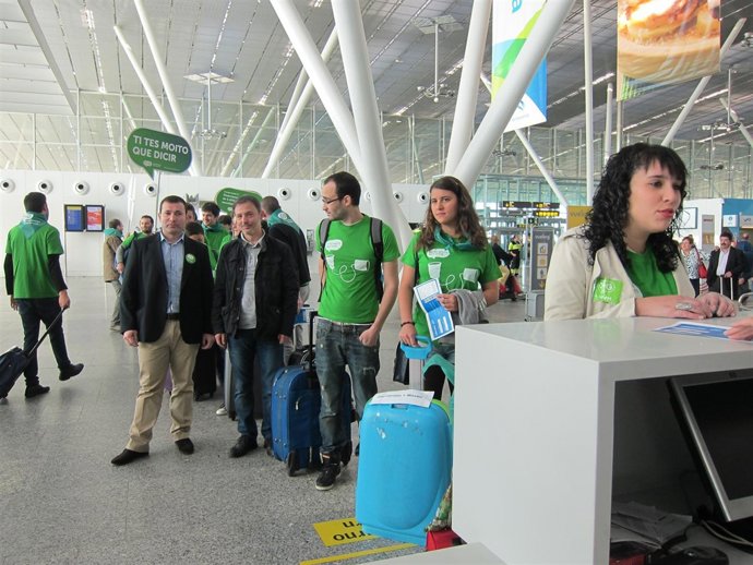 Jóvenes de CxG simulan emigrar en el aeropuerto de Lavacolla