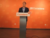 Rivera (C's) llama a celebrar la Constitución tras el "éxito" del acto antiindependentista