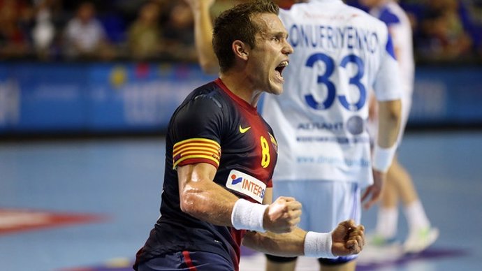 Víctor Tomás celebra la remontada del Barça de balonmano