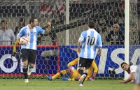 Fútbol.- Higuaín, con un traumatismo en la cadera, duda para el Chile-Argentina
