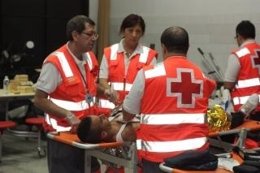 Efectivos De Cruz Roja Atienden A Uno De Los Inmigrantes Rescatados